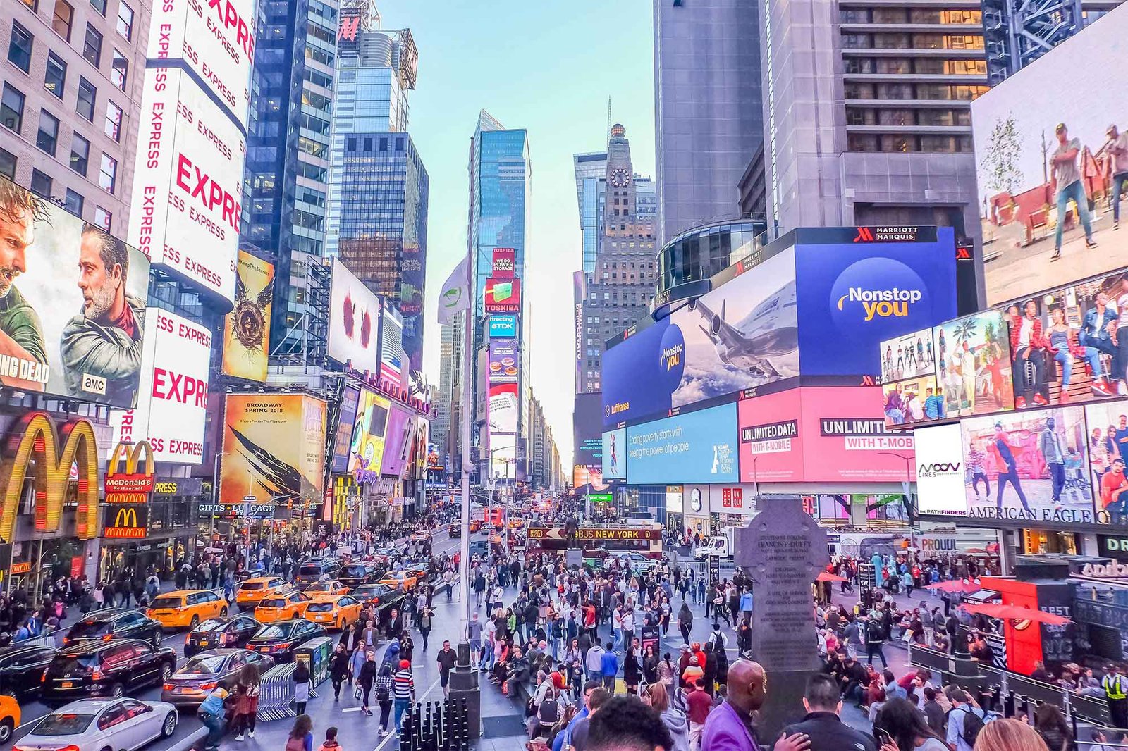 Paysage urbain vibrant avec une multitude d'affiches et de publicités - Stratégies publicitaires MOON LINES